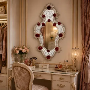 Miroir Mural de Luxe Vénitien Antique avec Accents Floraux Rouges dans un Cadre en Verre Baroque Gravé à la Main Vue lifestyle par Luxury Group International