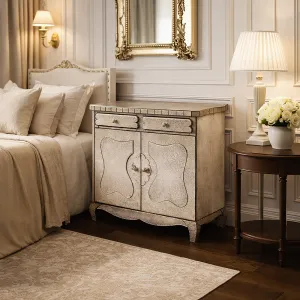 Art Decò Luxus-Nachttisch mit gravierten, facettierten Aufbewahrungstüren in antiksilberner Ausführung Lifestyle-Ansicht von Luxury Group International