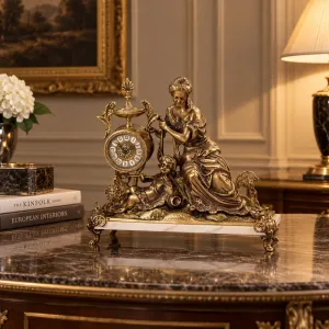 Orologio da Tavolo Barocco in Bronzo Dorato con Scultura di Donna Seduta e Putto - Orologio da Tavolo di Lusso Vista lifestyle di Luxury Group International