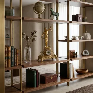 Barocker Jagd-David mit erhobenem Wildvogel – Luxus-Bronze-Tischuhr Lifestyle-Ansicht von Luxury Group International