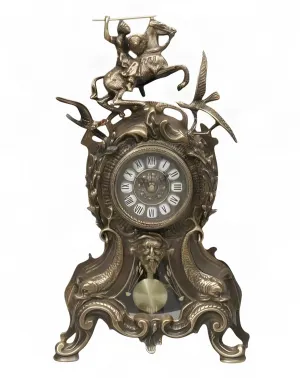 Orologio da Tavolo Barocco di Lusso in Bronzo con Cavaliere Equestre e Cornice Ornate con Pendolo di Luxury Group International