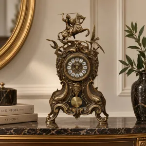 Orologio da Tavolo Barocco di Lusso in Bronzo con Cavaliere Equestre e Cornice Ornate con Pendolo Vista lifestyle di Luxury Group International