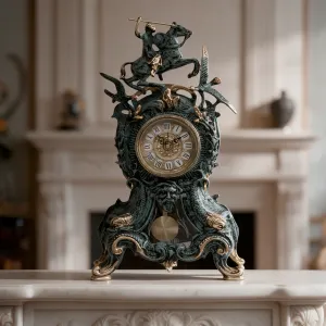 Barocke Luxus-Bronze-Tischuhr mit Reiter und kunstvollem Pendelrahmen Lifestyle-Ansicht von Luxury Group International