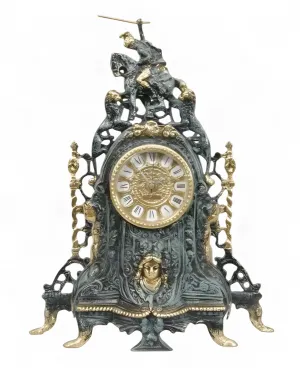 Barocke Luxus-Bronze-Tischuhr mit Reiterwappen und flankierenden Löwen von Luxury Group International