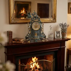 Barocke Luxus-Bronze-Tischuhr mit Reiterwappen und flankierenden Löwen Lifestyle-Ansicht von Luxury Group International