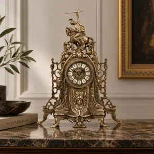 Orologio da Tavolo Barocco di Lusso in Bronzo con Stemmi Equestri e Leoni Laterali Vista lifestyle di Luxury Group International