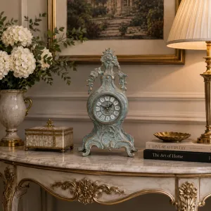 Barocke Luxus-Bronze-Tischuhr mit Fruchtgirlande & kunstvollen Schnörkeln – Luxus Wohnaccessoires Lifestyle-Ansicht von Luxury Group International