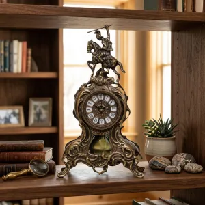 Reloj de Mesa de Bronce de Lujo Barroco con Jinete Montado y Péndulo Visible Vista lifestyle por Luxury Group International