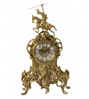 Barocke Luxus-Bronze-Tischuhr mit Reiterfigur & kunstvollem Rankenwerk – Luxus Wohnaccessoires von Luxury Group International