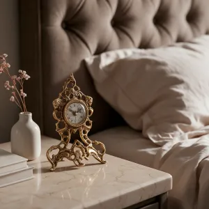 Barocke Luxus-Bronze-Tischuhr mit durchbrochenem Rankengestell & skulptierter dekorativer Basis Lifestyle-Ansicht von Luxury Group International