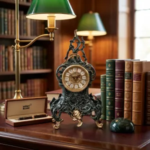 Barocke Luxus-Bronze-Tischuhr mit durchbrochenem Schriftrollenaufsatz & floralem Relief – Luxus Wohnaccessoires Lifestyle-Ansicht von Luxury Group International