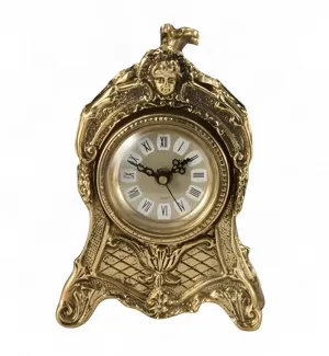 Reloj de Mesa de Bronce de Lujo Barroco con Escudo Mascarón Esculpido y Base de Celosía Ornamental Vista frontal por Luxury Group International