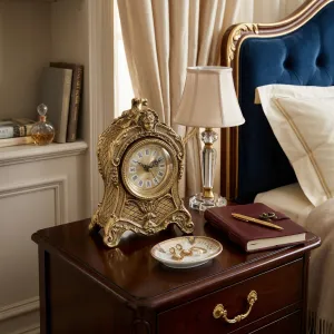 Reloj de Mesa de Bronce de Lujo Barroco con Escudo Mascarón Esculpido y Base de Celosía Ornamental Vista lifestyle por Luxury Group International