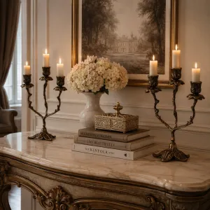 Par de Candelabros Barrocos de Lujo de Tres Luces con Copas Florales y Base de Hojas - Candelabro Vista lifestyle por Luxury Group International