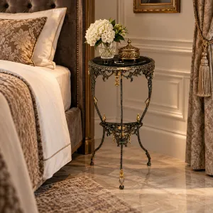 Barocker Luxus-Rundbeistelltisch mit dekorativ eingelassenem Rundtopf & durchbrochenem Untergestell Lifestyle-Ansicht von Luxury Group International