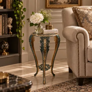 Barock Luxus Dreibein-Beistelltisch mit durchbrochenem floralen Medaillon-Top – Luxus Beistelltische Lifestyle-Ansicht von Luxury Group International