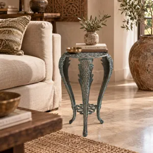 Barock Luxus Dreibein-Beistelltisch mit durchbrochenem floralen Medaillon-Top – Luxus Beistelltische Lifestyle-Ansicht von Luxury Group International