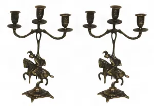 Barockes Paar dreiflammiger Luxus-Kerzenhalter mit Reiter-Skulptur als Basis - Kerzenhalter von Luxury Group International