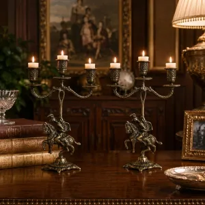 Barockes Paar dreiflammiger Luxus-Kerzenhalter mit Reiter-Skulptur als Basis - Kerzenhalter Lifestyle-Ansicht von Luxury Group International