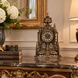 Orologio da Tavolo Barocco Reale in Bronzo con Cornice ad Arco Gotico e Pinnacolo a Corona Ornato - Orologio da Tavolo di Lusso Vista lifestyle di Luxury Group International