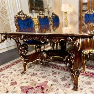 Tavolo da Pranzo con Intarsio in Noce Barocco – Dettagli Dorati Patinati Vista dettaglio di Luxury Group International