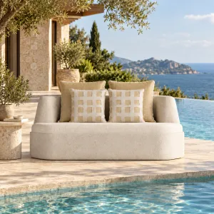 Sofá Curvo Beige y Crema para Exterior con Cojines – 178 cm - Mobiliario de Hotel de Lujo Vista lifestyle por Luxury Group International