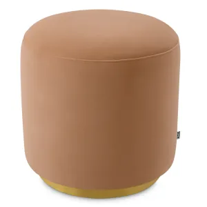Taburete otomano de tela beige con diseño redondeado y base dorada - Mobiliario de lujo para hoteles Vista frontal por Luxury Group International