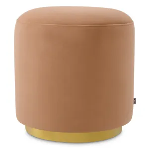 Taburete otomano de tela beige con diseño redondeado y base dorada - Mobiliario de lujo para hoteles Vista frontal por Luxury Group International