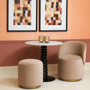 Taburete otomano de tela beige con diseño redondeado y base dorada - Mobiliario de lujo para hoteles Vista lifestyle por Luxury Group International