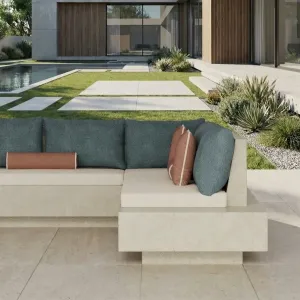 Beige Luxus L-förmiges Sofa aus Beton mit blauen Rückenkissen – Luxus Hotelmöbel Lifestyle-Ansicht von Luxury Group International
