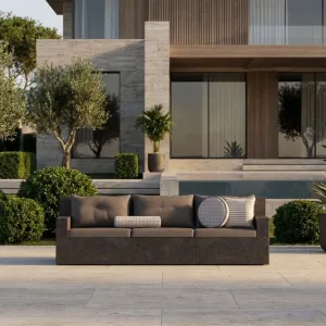 Dunkelgraues Luxus Outdoor Modulares 3-Sitzer Sofa mit Taupefarbenen Kissen – Moderne Möbel Lifestyle-Ansicht von Luxury Group International