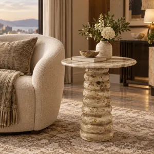 Tavolino rotondo in marmo beige con base a piedistallo sovrapposta dal design scultoreo - Tavolino di lusso Vista lifestyle di Luxury Group International