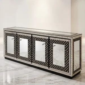 Schwarzes Luxus-Sideboard mit Schachbrettmuster und silbernen Nieten im vierflügeligen Spiegeldesign Vorderansicht von Luxury Group International