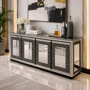 Schwarzes Luxus-Sideboard mit Schachbrettmuster und silbernen Nieten im vierflügeligen Spiegeldesign Lifestyle-Ansicht von Luxury Group International