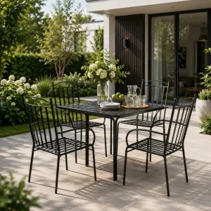 Luxuriöser Outdoor-Armlehnstuhl aus schwarzem Eisen mit geschwungenen Armlehnen und Lattenlehne Lifestyle-Ansicht von Luxury Group International