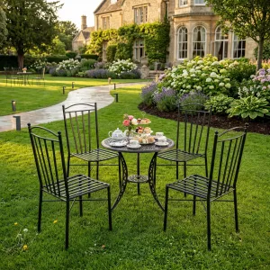 Luxuriöser Outdoor-Essstuhl aus schwarzem Eisen mit gebogenem Lattenrücken Lifestyle-Ansicht von Luxury Group International