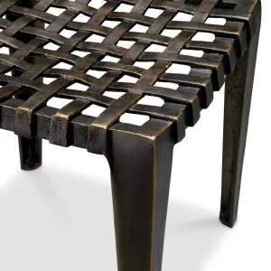 Taburete de metal negro con asiento trenzado y estructura escultural - Mobiliario de lujo para hoteles Vista detalle por Luxury Group International