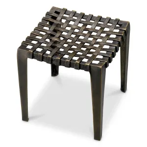 Taburete de metal negro con asiento trenzado y estructura escultural - Mobiliario de lujo para hoteles Vista frontal por Luxury Group International
