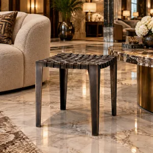 Taburete de metal negro con asiento trenzado y estructura escultural - Mobiliario de lujo para hoteles Vista lifestyle por Luxury Group International
