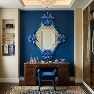 Blauer Floraler Kristall Luxus-Wandspiegel mit Diamantglasrahmen Lifestyle-Ansicht von Luxury Group International
