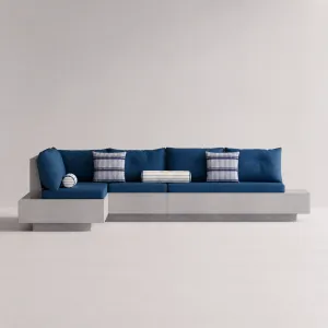 Blaues Luxus L-förmiges Betonsofa mit Polstersitz und geometrischem Design – Gartenmöbel Vorderansicht von Luxury Group International