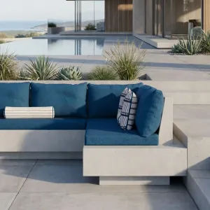 Blaues Luxus L-förmiges Betonsofa mit Polstersitz und geometrischem Design – Gartenmöbel Lifestyle-Ansicht von Luxury Group International