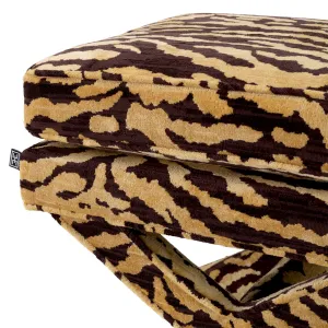 Taburete otomano marrón con rayas de tigre, estampado abstracto y base en forma de cruz - Mobiliario de lujo para hoteles Vista detalle por Luxury Group International
