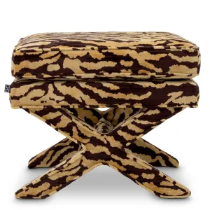 Taburete otomano marrón con rayas de tigre, estampado abstracto y base en forma de cruz - Mobiliario de lujo para hoteles Vista lateral por Luxury Group International