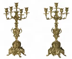 Luxus-Paar barocker Fünf-Flammen-Kerzenhalter mit kunstvoll verzierten Urnen-Sockelbases - Kerzenhalter von Luxury Group International