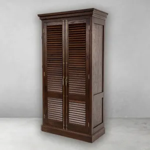 Luxus Holz-Jalousie-Doppeltürenschrank mit Messinggriffen – Luxus Regal-Schrank Vorderansicht von Luxury Group International