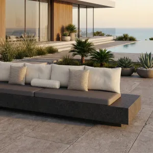 Luxus L-förmiges Sofa aus Beton in Anthrazitgrau mit Kissen – Modernes Möbelstück Lifestyle-Ansicht von Luxury Group International