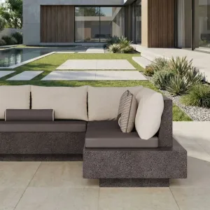 Luxus L-förmiges Sofa aus Beton in Anthrazitgrau mit Kissen – Modernes Möbelstück Lifestyle-Ansicht von Luxury Group International