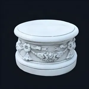 Klassisches Luxus-Gartenpodest mit floralen Girlanden und Rosettenrelief – Gartendekoration Vorderansicht von Luxury Group International