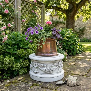 Klassisches Luxus-Gartenpodest mit floralen Girlanden und Rosettenrelief – Gartendekoration Lifestyle-Ansicht von Luxury Group International